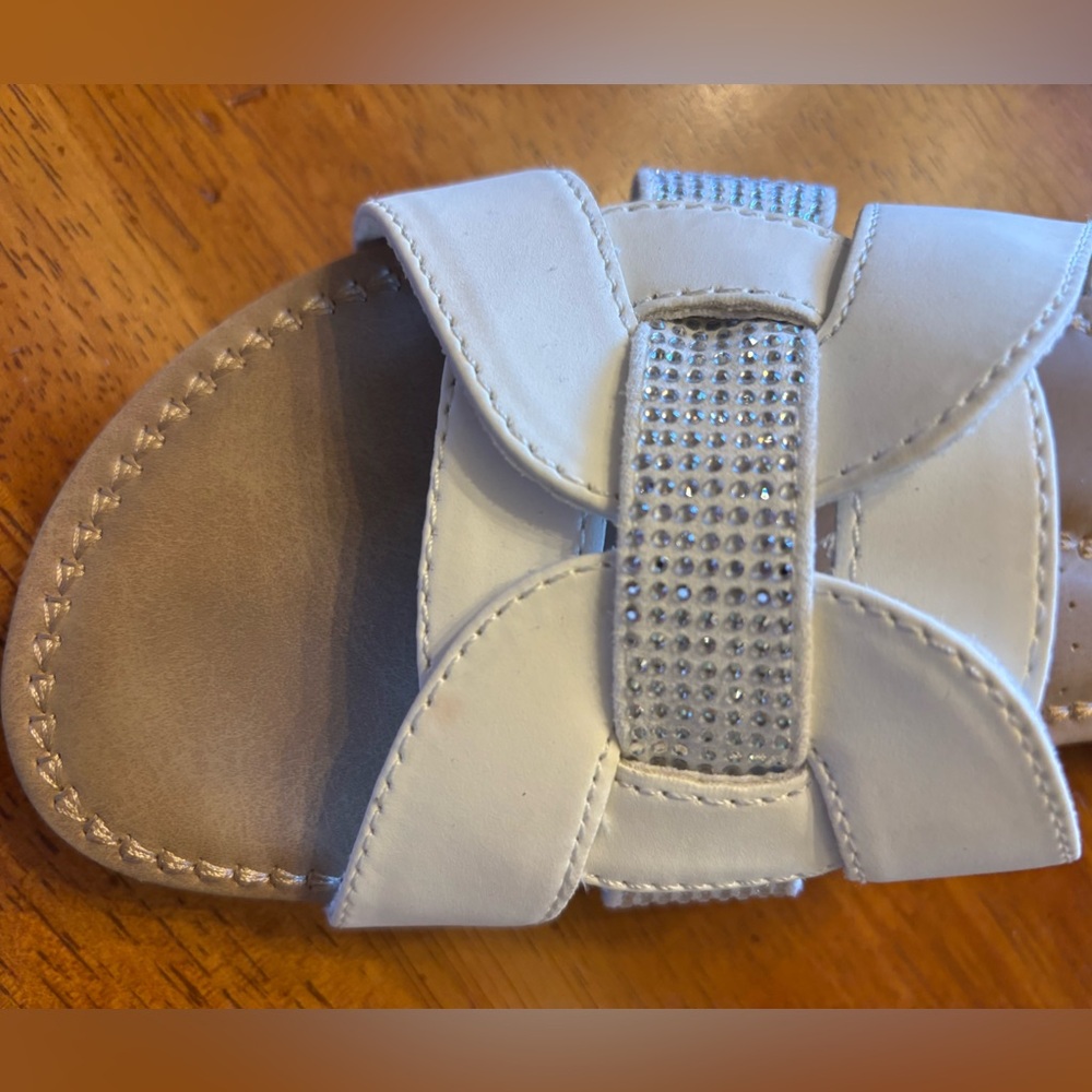 Cliffs by WHITE MOUNTAIN White and Tan Sandals with Bow - Picture 5 of 7